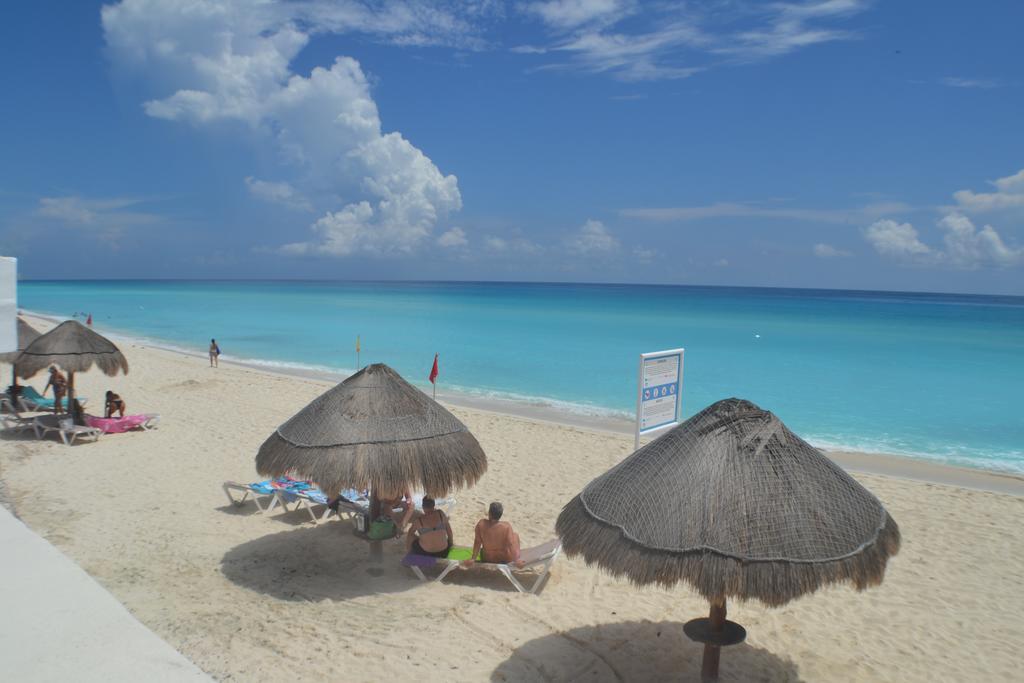 Brisas 10 Beachside Suites Cancún Exterior foto